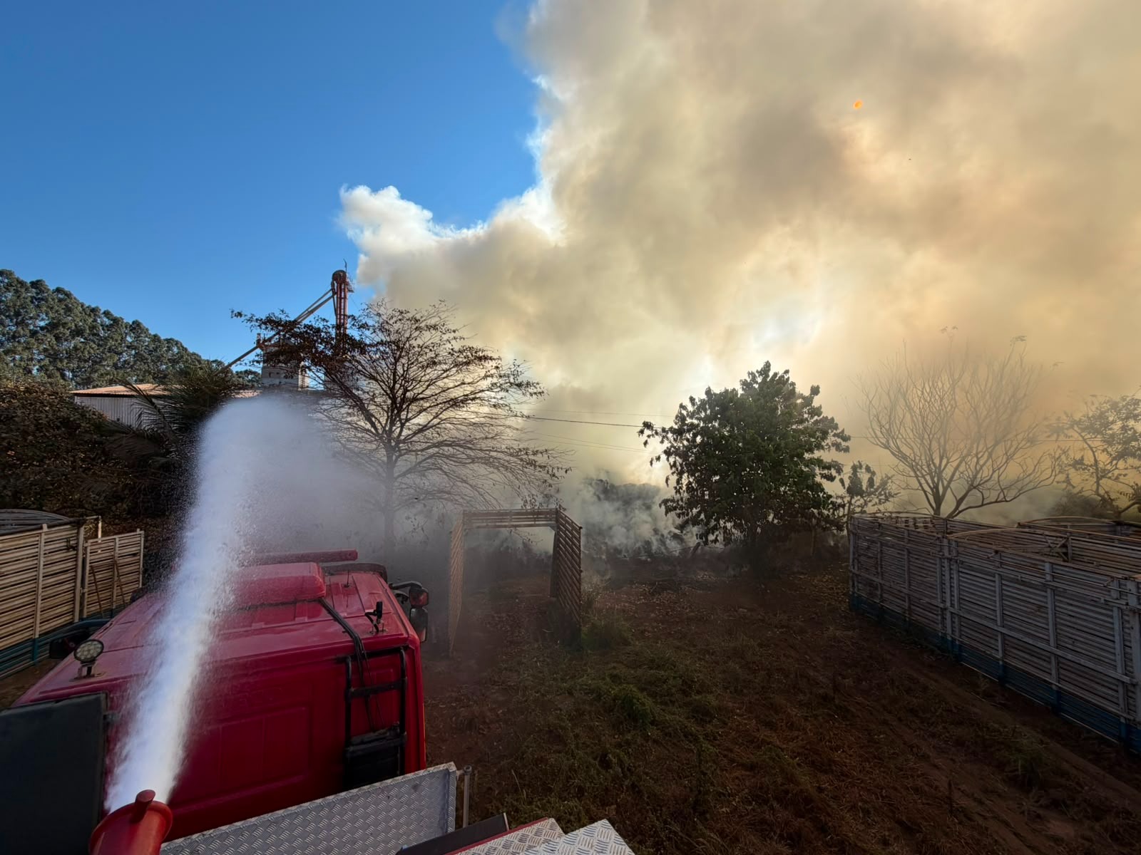 Corpo de Bombeiros combate incêndio em empresa na rodovia BR-070