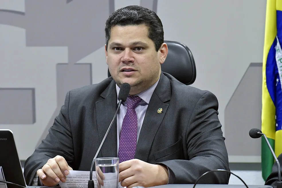 Alcolumbre destrava PEC pelo fim da escala 6x1 após diálogo com Lula